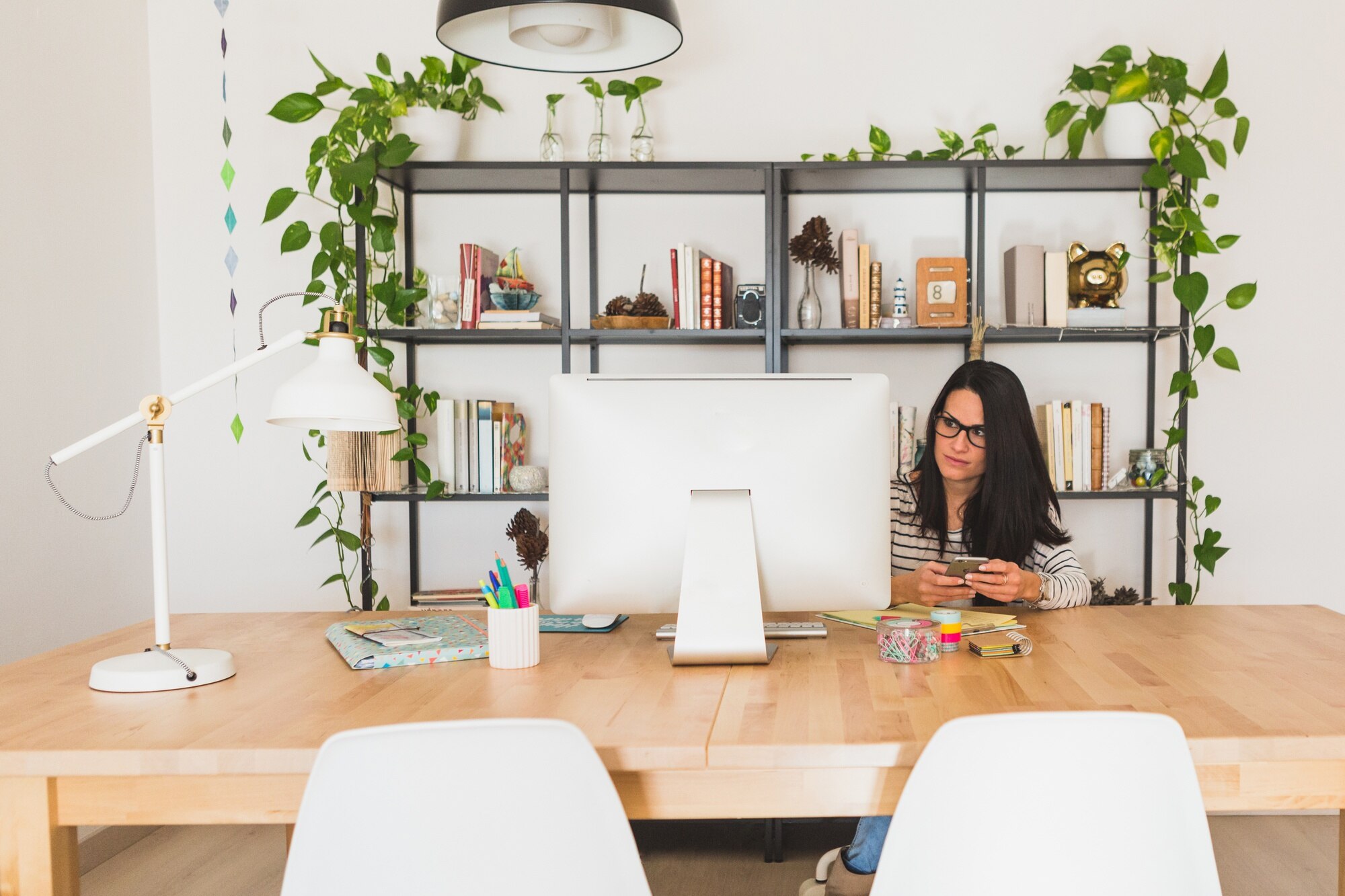 Espacio de trabajo iluminado y organizado