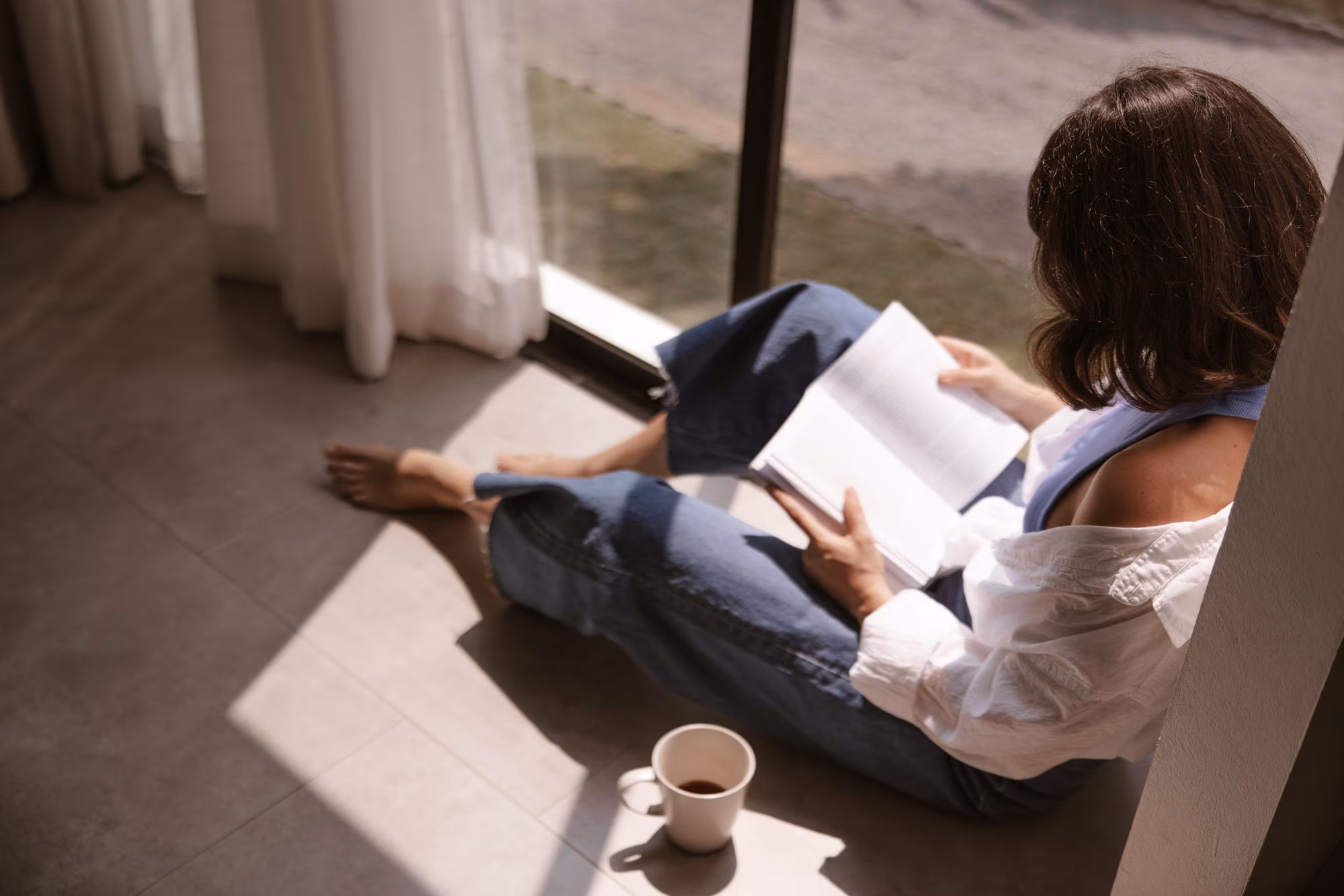 Mujer leyendo en un entorno calmado